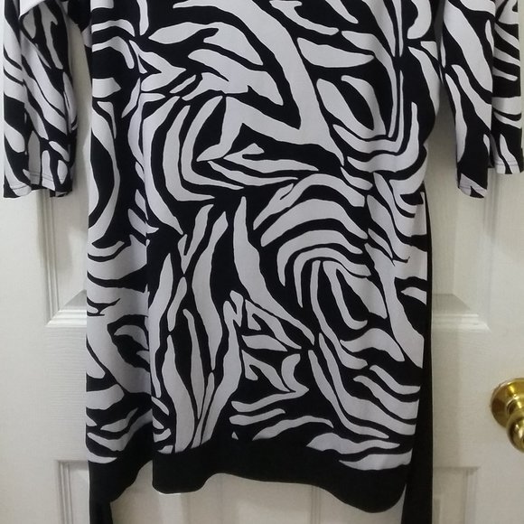 Black print dress with tie band - Picture 2 of 4